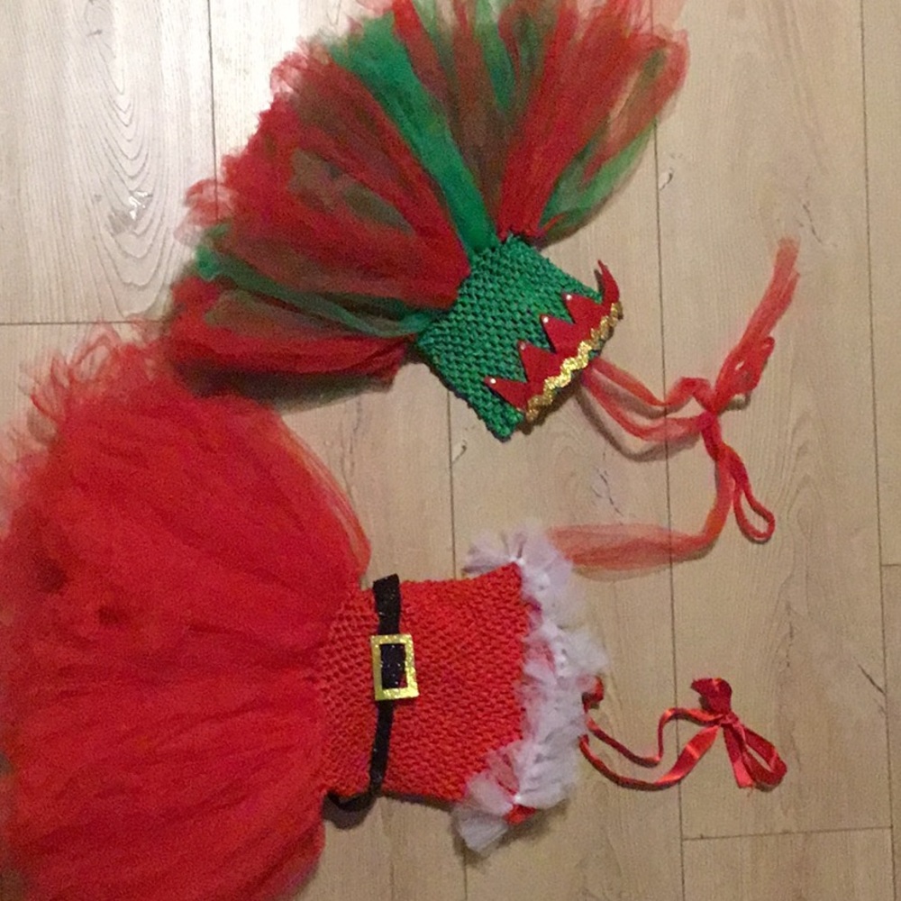 Santa abs Santa’s helper sisters Christmas dresses. Size 12-24 months 3-4 years.